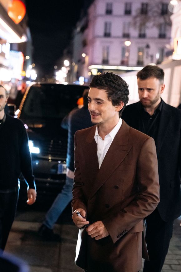 BGUK_3479504 - Paris, FRANCE Timothée Chalamet a fait une entrée remarquée à la première de Marty Supreme à Paris, vêtu d'un costume marron Givenchy.



Sur la photo : Timothée Chalamet