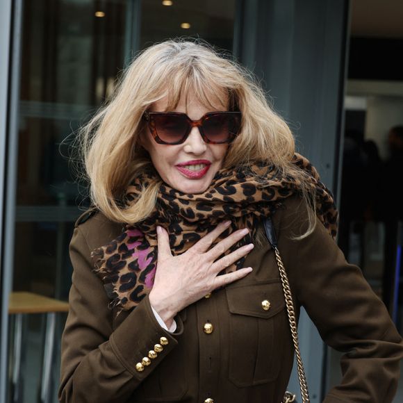 Elle se prive notamment d'aliments avec une caractéristique en particulier.

Arielle Dombasle à la sortie des studios de RTL à Neuilly-sur-Seine, France, le 12 février 2025. © Agence / Bestimage