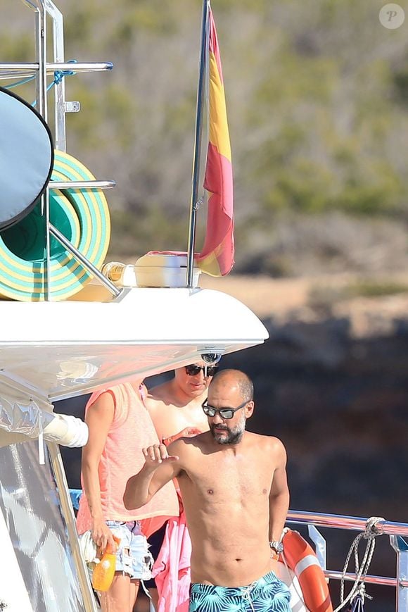 Exclusif - Pep Guardiola en vacances en famille à Ibiza le 24 juin 2016.  Il est accompagné de sa femme Cristina Serra (bikini rose)  et de leurs trois enfants Maria (16 ans), Marius (13 ans) et Valentina (8 ans). GTRES / BESTIMAGE
