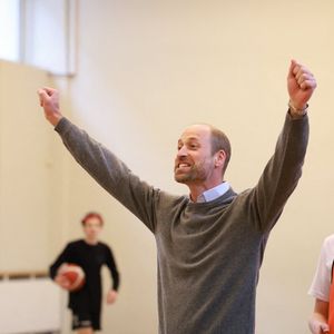 Le prince William, prince de Galles, visite la Freedom School à Tallinn (Estonie), fondée en mai 2022 en réponse à la guerre en Ukraine, le 20 mars 2025. Le prince de Galles a rencontré des enseignants ukrainiens pour s'informer de leur expérience à l'école et de la manière dont ils ont aidé leurs élèves à s'intégrer à Tallinn et à prendre soin de leur bien-être mental. Son Altesse Royale a participé également à une activité sportive avec les élèves de l'école et à un cours d'ukrainien. 
© Mirrorpix / Bestimage