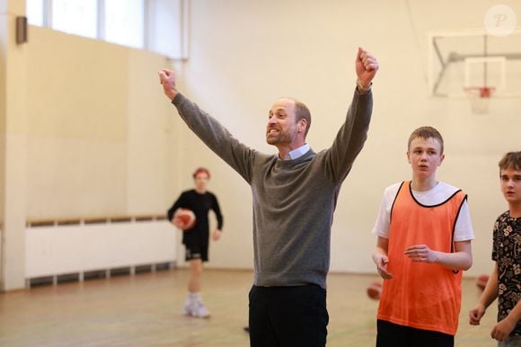 Le prince William, prince de Galles, visite la Freedom School à Tallinn (Estonie), fondée en mai 2022 en réponse à la guerre en Ukraine, le 20 mars 2025. Le prince de Galles a rencontré des enseignants ukrainiens pour s'informer de leur expérience à l'école et de la manière dont ils ont aidé leurs élèves à s'intégrer à Tallinn et à prendre soin de leur bien-être mental. Son Altesse Royale a participé également à une activité sportive avec les élèves de l'école et à un cours d'ukrainien. 
© Mirrorpix / Bestimage