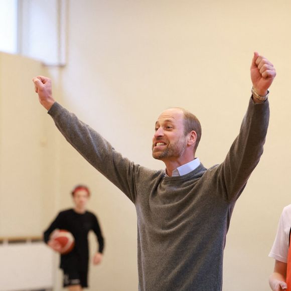Le prince William, prince de Galles, visite la Freedom School à Tallinn (Estonie), fondée en mai 2022 en réponse à la guerre en Ukraine, le 20 mars 2025. Le prince de Galles a rencontré des enseignants ukrainiens pour s'informer de leur expérience à l'école et de la manière dont ils ont aidé leurs élèves à s'intégrer à Tallinn et à prendre soin de leur bien-être mental. Son Altesse Royale a participé également à une activité sportive avec les élèves de l'école et à un cours d'ukrainien. 
© Mirrorpix / Bestimage