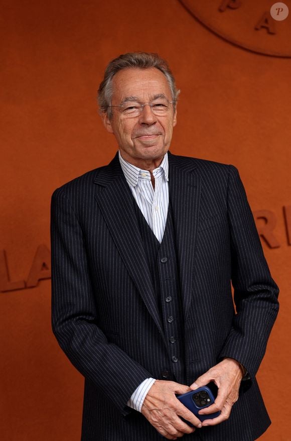 D'autres visages familiers garnissaient les tribunes, à l'image de l'humoriste Elie Semoun, de la comédienne Alison Wheeler ou de l'ancien président du PSG Michel Denisot.

Michel Denisot au village lors des Internationaux de France de Tennis de Roland Garros 2026. Paris, le 3 juin 2026.
© Jacovides-Moreau / Bestimage