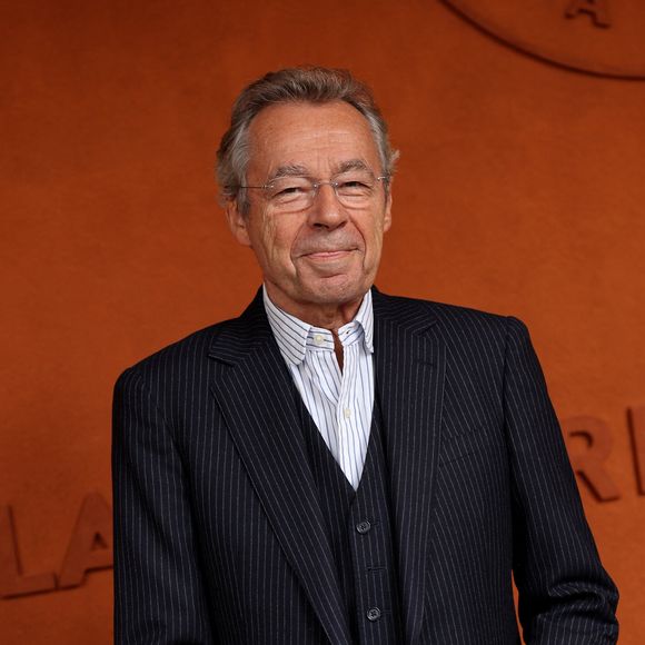 D'autres visages familiers garnissaient les tribunes, à l'image de l'humoriste Elie Semoun, de la comédienne Alison Wheeler ou de l'ancien président du PSG Michel Denisot.

Michel Denisot au village lors des Internationaux de France de Tennis de Roland Garros 2026. Paris, le 3 juin 2026.
© Jacovides-Moreau / Bestimage