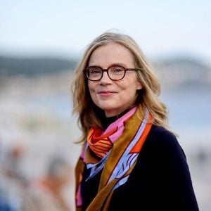Elle se remémore ensuite le moment où tout aurait pu basculer. "C'était un jour férié, et je savais que le lendemain, il faudrait retourner à l'école. Je me disais : ok, demain c’est mardi."

Isabelle Carré Photocall du film "Les Rêveurs" réalisé par Isabelle Carré lors de la 7e édition du festival Cineroman à Nice le 1er Octobre 2025 © Bebert-Jacovides/Bestimage