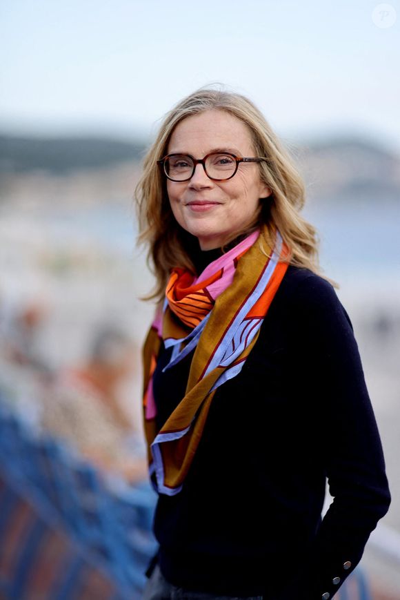 Elle se remémore ensuite le moment où tout aurait pu basculer. "C'était un jour férié, et je savais que le lendemain, il faudrait retourner à l'école. Je me disais : ok, demain c’est mardi."

Isabelle Carré Photocall du film "Les Rêveurs" réalisé par Isabelle Carré lors de la 7e édition du festival Cineroman à Nice le 1er Octobre 2025 © Bebert-Jacovides/Bestimage