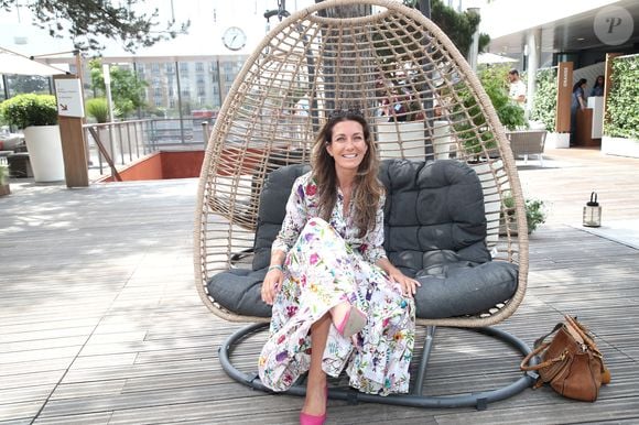 Ses parents y gèrent « La Tykoumad », une maison d'hôtes chaleureuse et verdoyante.

Exclusif - Anne-Claire Coudray - Célébrités aux Internationaux de France de Tennis de Roland Garros 2023 - Jour 13 à Paris le 09 Juin 2023.

© Bertrand Rindoff / Bestimage