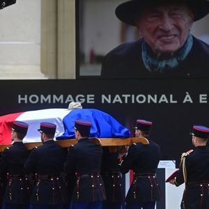 Les gardes républicains portent le cercueil lors d'un hommage national au philosophe et sociologue français Edgar Morin à l'Hôtel des Invalides à Paris, France, le 2 juin 2026. Edgar Morin est décédé à l'âge de 104 ans, le 29 mai 2026. © Christian Liewig/Bestimage