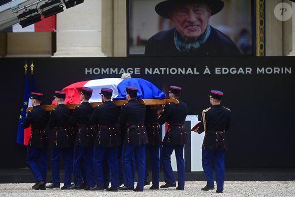 Les gardes républicains portent le cercueil lors d'un hommage national au philosophe et sociologue français Edgar Morin à l'Hôtel des Invalides à Paris, France, le 2 juin 2026. Edgar Morin est décédé à l'âge de 104 ans, le 29 mai 2026. © Christian Liewig/Bestimage