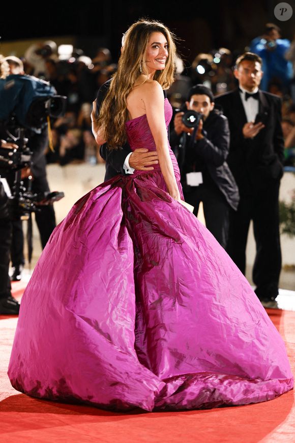 Amal Clooney a presque volé la vedette à son mari avec sa super robe asymétrique de la maison Jean-Louis Scherrer.

Amal Clooney assiste à la première de "Jay Kelly" au Festival international du film de Venise au Lido de Venise, le 28 août 2025. 

Photo : Marco Piovanotto / Abacapress.com