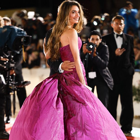 Amal Clooney a presque volé la vedette à son mari avec sa super robe asymétrique de la maison Jean-Louis Scherrer.

Amal Clooney assiste à la première de "Jay Kelly" au Festival international du film de Venise au Lido de Venise, le 28 août 2025. 

Photo : Marco Piovanotto / Abacapress.com