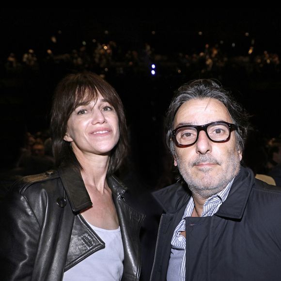 et il leur arrive même de ne pas vivre sous le même toit, voire à des milliers de kilomètres l'un de l'autre. Un mode de vie qui fait partie de leur équilibre et que Charlotte Gainsbourg

Charlotte Gainsbourg et Yvan Attal - La grande conférence du collectif