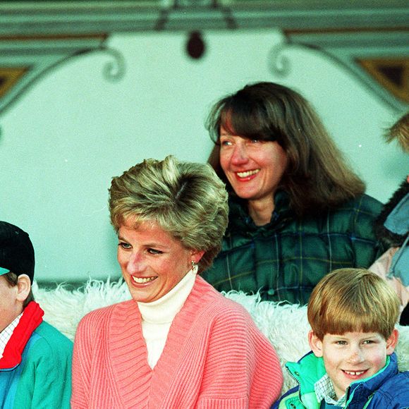 Photo d'archives du 27/03/94 de la princesse de Galles et de ses deux fils, la princesse William (à gauche) et le prince Harry, à bord d'un traîneau tiré par des chevaux, alors qu'ils quittent leur hôtel à Lech, en Autriche. © Martin Keene/PA Wire ABACA