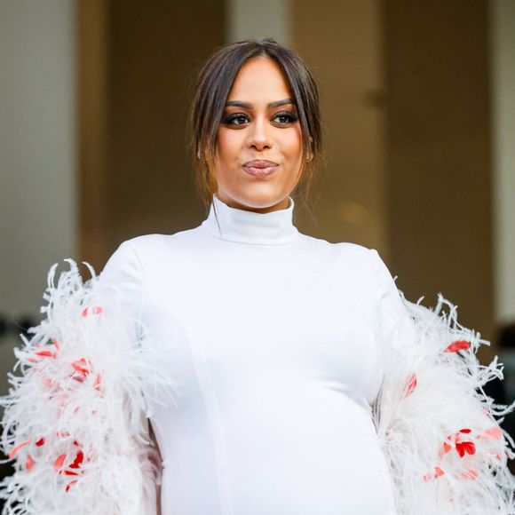 Maman de Sofia, née le 4 février 2016, suivie de Hana, née le 17 octobre 2017, et enfin Zayn, son fils né le 4 avril 2022. 

Amel Bent, enceinte, - Arrivées au défilé femme Giambattista Valli Automne/Hiver 2022/2023 lors de la Fashion Week de Paris, France, le 7 mars 2022. © Veeren-Clovis/Bestimage