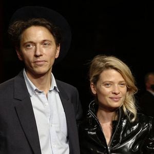Si Mélanie Thierry et Raphaël fêtera le 17 juin 2025 leurs trois ans de mariage, ils sont en réalité inséparables depuis plus de 20 ans. Les deux tourtereaux se sont rencontrés en 2002, rapportait "Gala"

Le chanteur Raphaël et sa compagne Mélanie Thierry - Cérémonie d'ouverture du Festival Lumière à Lyon. Pascal Fayolle/ Bestimage