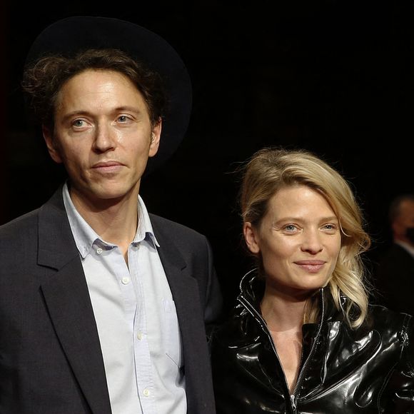 Si Mélanie Thierry et Raphaël fêtera le 17 juin 2025 leurs trois ans de mariage, ils sont en réalité inséparables depuis plus de 20 ans. Les deux tourtereaux se sont rencontrés en 2002, rapportait "Gala"

Le chanteur Raphaël et sa compagne Mélanie Thierry - Cérémonie d'ouverture du Festival Lumière à Lyon. Pascal Fayolle/ Bestimage