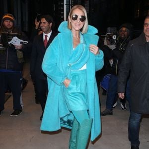 Celine Dion en total look turquoise avec cuissardes et sac banane assorti dans les rues de New York. Celine arbore l'ultra tendance blunt bob (Coupe carré blond) ! Le 13 novembre 2019