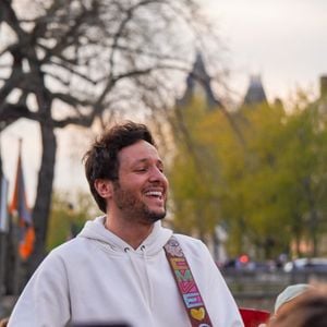 Le titre a été écrit et réalisé par son ami Vianney.

Le chanteur Vianney a improvisé un concert sur le parvis de Notre-Dame de Paris le 8 avril 2025.

© Jack Bussat / Bestimage
