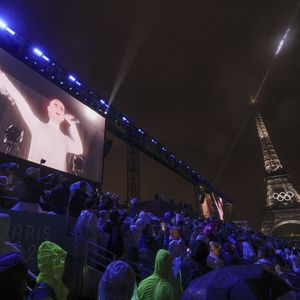 Céline Dion est photographiée, alors qu'elle est retransmise à l'écran, chantant au sommet du premier étage de la Tour Eiffel lors de la cérémonie d'ouverture des Jeux olympiques d'été de Paris 2024 à Paris, en France, le 26 juillet 2024. Photo by ABACAPRESS.COM