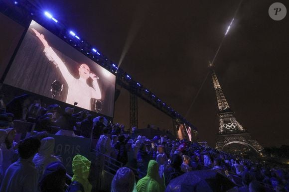 Céline Dion est photographiée, alors qu'elle est retransmise à l'écran, chantant au sommet du premier étage de la Tour Eiffel lors de la cérémonie d'ouverture des Jeux olympiques d'été de Paris 2024 à Paris, en France, le 26 juillet 2024. Photo by ABACAPRESS.COM