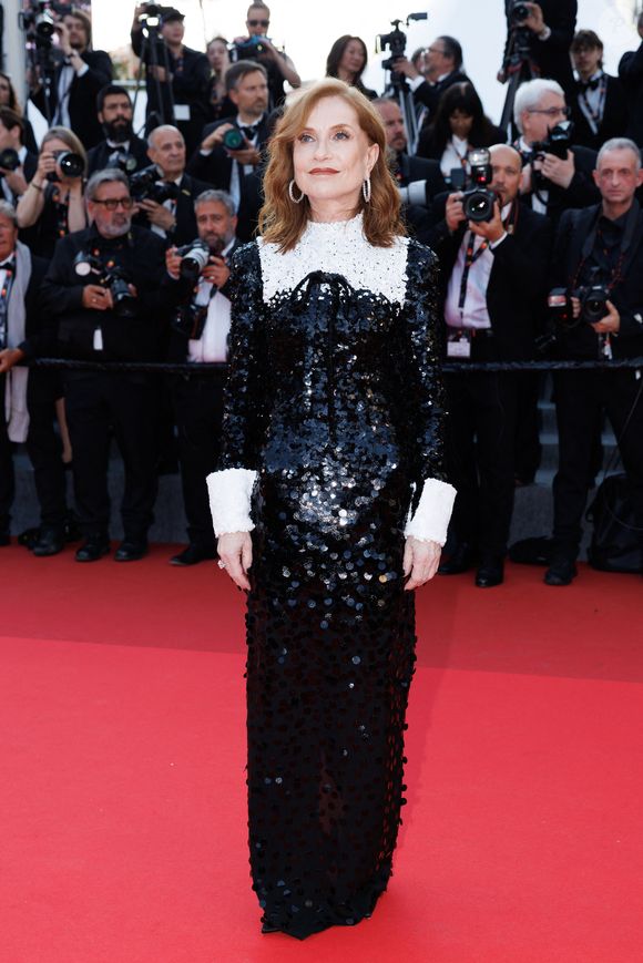 Isabelle Huppert - Montée des marches pour la cérémonie de clôture du 79ème Festival International du Film de Cannes, le 23 mai 2026. © Jacovides-Moreau / Bestimage