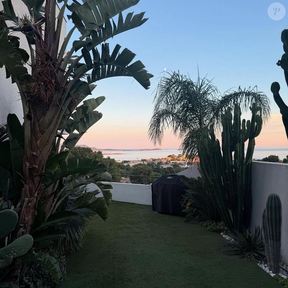 Vitaa passe ses vacances en famille, en compagnie de sa petite dernière, Noa, âgée de trois ans. Compte Instagram de Vitaa / Publication du 11 août 2025
