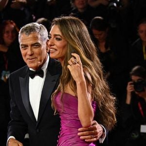 George Clooney et Amal Clooney assistent à la première de "Jay Kelly" au Festival international du film de Venise au Lido de Venise, le 28 août 2025. 

Photo : Stefanie Rex / DPA / ABACAPRESS.COM