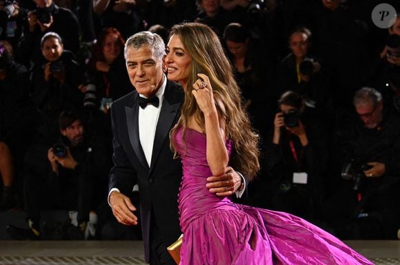 George Clooney et Amal Clooney assistent à la première de "Jay Kelly" au Festival international du film de Venise au Lido de Venise, le 28 août 2025. 

Photo : Stefanie Rex / DPA / ABACAPRESS.COM