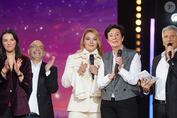 Nagui, Santa (marraine 2025), Laurence Tiennot-Herment, Sophie Lesaint, Yoann Riou lors de la soirée de lancement de la 39ème édition du Téléthon sur France 3 aux Studios du Lendit à Saint-Denis, France, le 5 décembre 2025. © Anne-Sophie Guebey/Bestimage