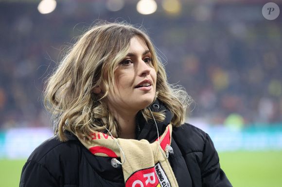 Marine (Star Academy 2024) chante "Les Corons" en hommage à Pierre Bachelet, pour le 20ème anniversaire de sa mort, lors du match de Ligue 1 McDonald's "Lens - Strasbourg (0-2)" au stade Bollaert-Delelis, le 16 février 2025.