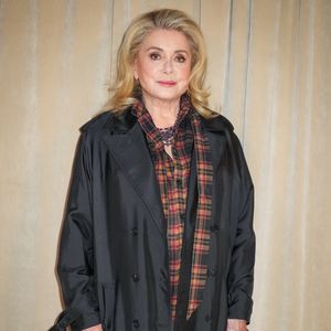 Elle explique avoir toujours pris soin de s'enduire de crème solaire, un geste de prévention qu'elle juge essentiel.

Catherine Deneuve au photocall de la soirée d'inauguration de la nouvelle résidence de la maison Roger Vivier au cœur de Saint-Germain-des-Prés à Paris lors de la fashion week le 2 octobre 2025.

© Lucia Sabatelli / Bestimage