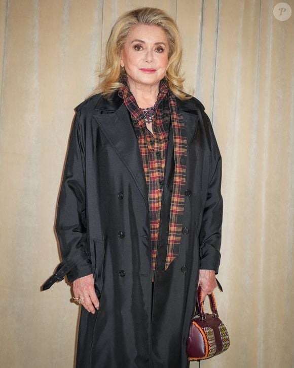 Elle explique avoir toujours pris soin de s'enduire de crème solaire, un geste de prévention qu'elle juge essentiel.

Catherine Deneuve au photocall de la soirée d'inauguration de la nouvelle résidence de la maison Roger Vivier au cœur de Saint-Germain-des-Prés à Paris lors de la fashion week le 2 octobre 2025.

© Lucia Sabatelli / Bestimage