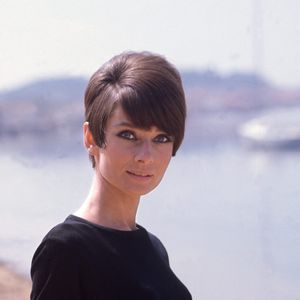 Deux garages, un parking de quinze places et une roseraie offerte par Hubert de Givenchy complètent ce bien d'exception.

L'actrice britannique Audrey Hepburn pose au bord de la mer, avec un bateau derrière elle. 1967 (Crédit photo : © Pierluigi Praturlon/Mondadori Portfolio via ZUMA Press)