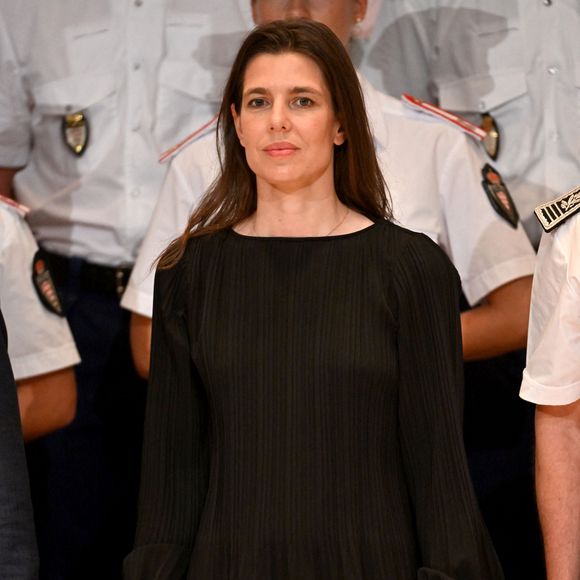Charlotte Casiraghi, la marraine de la Sûreté Publique, a assisté à la traditionnelle cérémonie de remise des cartes et épaulettes marquant la fin de scolarité des jeunes recrues de la Direction de la Sûreté Publique à l’Auditorium Rainier III, à Monaco, le 22 juin 2026. © Bruno Bebert/Bestimage