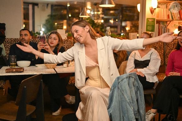 Aujourd’hui, elle cherche à construire sa propre identité artistique.

Marcia Higelin, fille d'Arthur H, petite fille de Jacques Higelin, chante à la Mezzanine Pigale à Paris le 12 mai 2022. © Lionel Urman / Panoramic / Bestimage