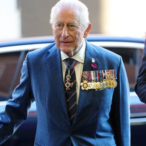 "Grâce à un diagnostic précoce, à une intervention efficace et au respect des prescriptions médicales, mon programme de traitement contre le cancer pourra être réduit au cours de la nouvelle année"

Le roi Charles III visite le pôle de carrières Bridge au Royaume-Uni.

Photo : Chris Jackson / Pool / Julien Burton / Bestimage