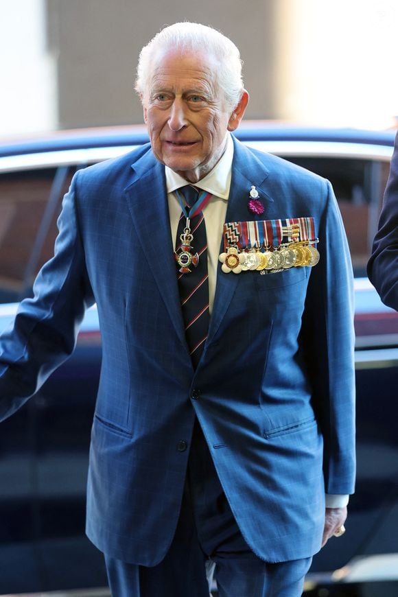 "Grâce à un diagnostic précoce, à une intervention efficace et au respect des prescriptions médicales, mon programme de traitement contre le cancer pourra être réduit au cours de la nouvelle année"

Le roi Charles III visite le pôle de carrières Bridge au Royaume-Uni.

Photo : Chris Jackson / Pool / Julien Burton / Bestimage