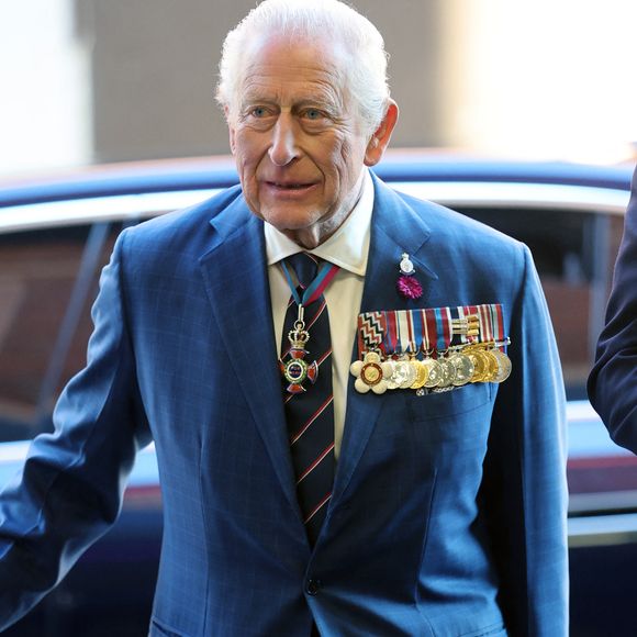"Grâce à un diagnostic précoce, à une intervention efficace et au respect des prescriptions médicales, mon programme de traitement contre le cancer pourra être réduit au cours de la nouvelle année"

Le roi Charles III visite le pôle de carrières Bridge au Royaume-Uni.

Photo : Chris Jackson / Pool / Julien Burton / Bestimage