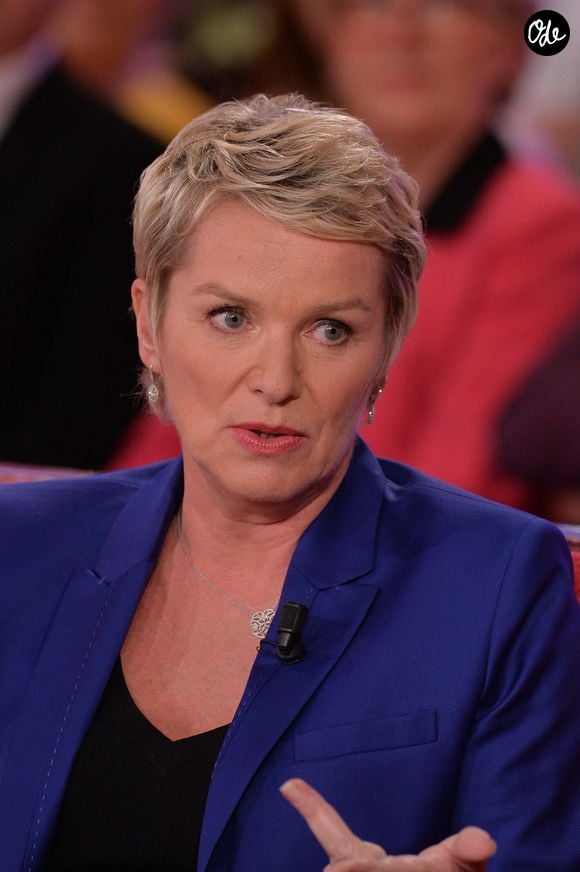 Elise Lucet lors de l'enregistrement de l'émission « Vivement Dimanche » à Paris, en France, le 23 septembre 2015. Photo : Max Colin/ABACAPRESS.COM