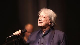 Ce grand nom de la chanson française a une maison dans le 5e arrondissement de Paris : ses finances à la baisse mais toujours confortables à 80 ans