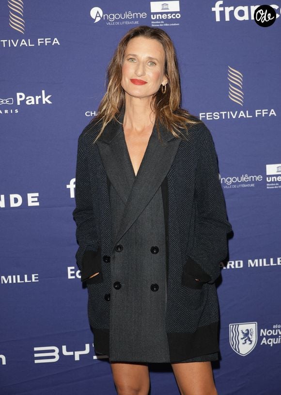 Camille Cottin finissait toutefois par vérifier ses réponses chez elle et raconte désormais ces anecdotes avec autodérision : "J'ai un peu honte Pierre, mais bon, tant pis…"

Camille Cottin au photocall de la cérémonie de clôture lors de la 19ème édition du festival du film francophone d'Angoulême, France, le 29 août 2026. © Coadic Guirec/Bestimage