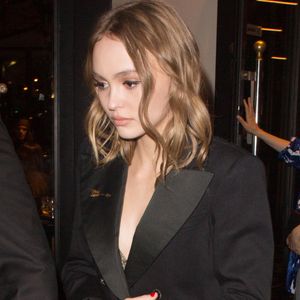Lily-Rose Depp arrive à l'avant-première du film "Planetarium" avec sa mère Vanessa Paradis, sa tante Alysson Paradis et son compagnon Guillaume Gouix au Grand Rex à Paris, le 8 novembre 2016. Vanessa Paradis ne passera pas au photocall pour ne pas voler la vedette à sa fille.