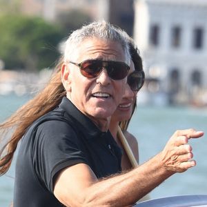 La 82e édition de la Mostra de Venise débute le 27 août.

George Clooney et sa femme Amal Clooney arrivent à Venise avant le 82e Festival international du film de Venise - Italie, mardi 26 août 2025.
Backgrid UK/ Bestimage