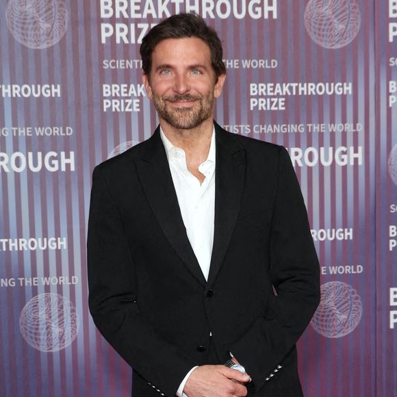 Manifestement, les tourtereaux se seraient rencontrés lors de l'anniversaire de l'enfant d'un ami en commun. 

Photocall des invités au 2024 Breakthrough Prize à Los Angeles le 13 avril 2024. © Crash/imageSPACE via ZUMA Press Wire / Bestimage