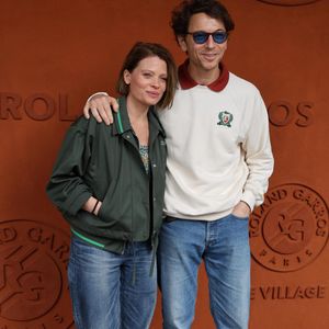 Mélanie Thierry et son compagnon le chanteur Raphaël au village lors des Internationaux de France de Tennis de Roland Garros 2025, à Paris, France, le 4 Juin 2025. © Jacovides-Moreau/Bestimage