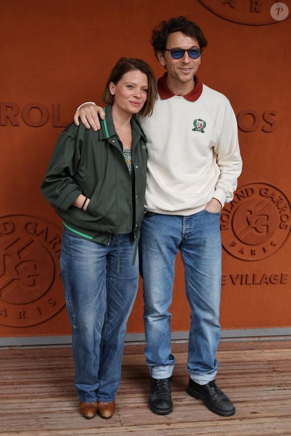 Mélanie Thierry et son compagnon le chanteur Raphaël au village lors des Internationaux de France de Tennis de Roland Garros 2025, à Paris, France, le 4 Juin 2025. © Jacovides-Moreau/Bestimage