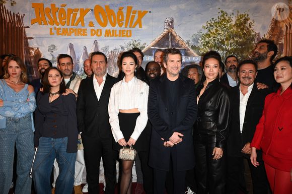 Angèle, Laura Felpin, Jonathan Cohen, Gilles Lellouche, Julie Chen (habillée en Miu Miu), Issa Doumbia, Vincent Desagnat, Guillaume Canet, Bun Hay Mean, José Garcia, Ramzy Bedia, Leanna Chea (habillée en Barbara Bui), Linh-Dan Pham - Première du film Astérix et Obélix "L'Empire du Milieu" au cinéma Le Grand Rex à Paris le 15 janvier 2023. © Coadic Guirec/Bestimage