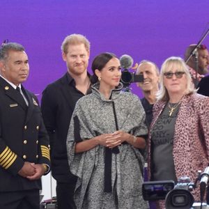 Exclusif - Le prince Harry, duc de Sussex et Meghan Markle, duchesse de Sussex, remettent un prix honorifique à Kevin Costner lors de son gala de charité One805 Live, organisé sur son terrain de polo à Summerland près de Santa Barbara, le 22 septembre 2023. Avec une participation de 10.000 dollars minimum par table, l'élite du comté de Ventura s'est déplacée pour venir en aide aux premiers intervenants dans tout le comté. Au cours de la soirée, marquée par un concert du groupe Maroon 5, de nombreux invités de marque tels que O.Winfrey étaient présents. Backgrid USA / Bestimage