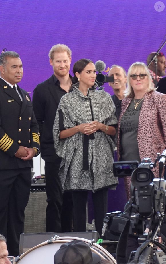 Exclusif - Le prince Harry, duc de Sussex et Meghan Markle, duchesse de Sussex, remettent un prix honorifique à Kevin Costner lors de son gala de charité One805 Live, organisé sur son terrain de polo à Summerland près de Santa Barbara, le 22 septembre 2023. Avec une participation de 10.000 dollars minimum par table, l'élite du comté de Ventura s'est déplacée pour venir en aide aux premiers intervenants dans tout le comté. Au cours de la soirée, marquée par un concert du groupe Maroon 5, de nombreux invités de marque tels que O.Winfrey étaient présents. Backgrid USA / Bestimage