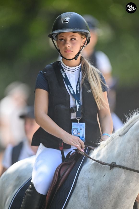 Pour ses cheveux, la jeune fille mise d’abord sur le sérum Tokio Inkarami, appliqué matin et soir sur les longueurs et les pointes.

Giulia Sarkozy sur Valentine Du Delta au Prix Kids Cup Decathlon de la 12ème édition Longines Paris Eiffel Jumping au pied de la Tour Eiffel sur le Champ-de-Mars à Paris, France, le 20 juin 2026. © Perusseau-Veeren/Bestimage